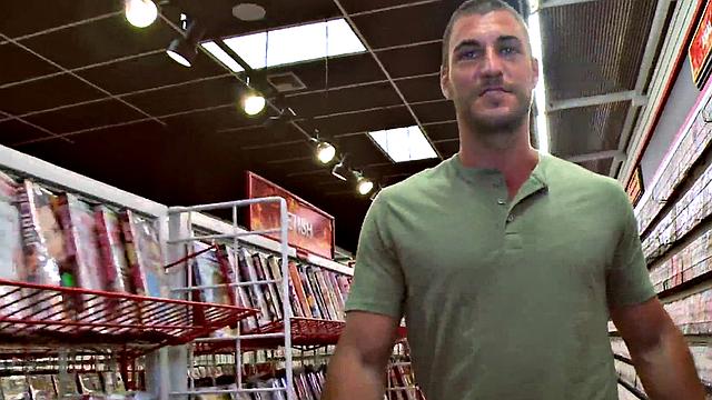 Straight amateur sucked at gloryhole by gay