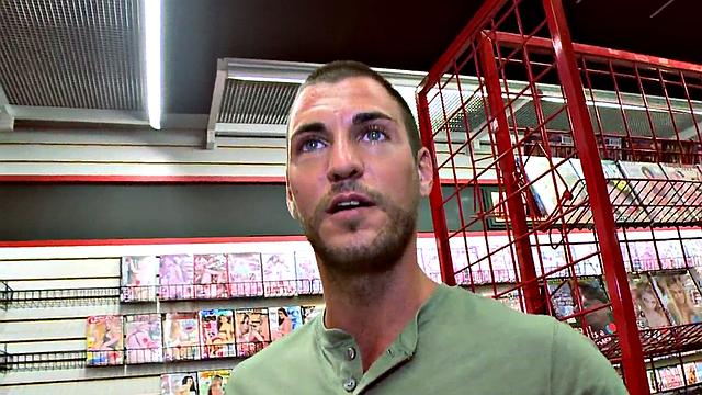 Straight amateur sucked at gloryhole by gay