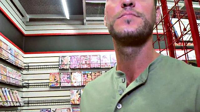 Straight amateur sucked at gloryhole by gay