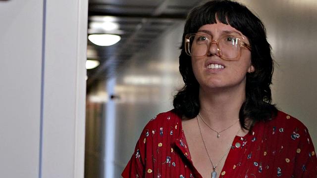 подкачанный актив жёстко трахает парня без гондона в ванной