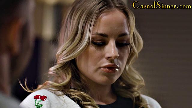 Изменщица с аппетитной фигурой страстно заглатывает член в тайной встрече.