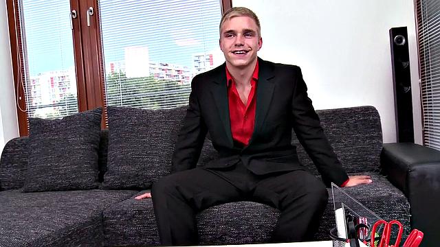 блондин жёстко трахает парня в зад и ловит сперму на язык