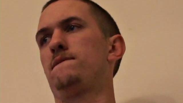 любитель дрочит с таким усердием, что аж диван вспотел