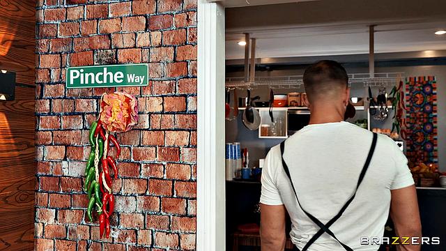 пока парень скулит, она находит кайф с официантом