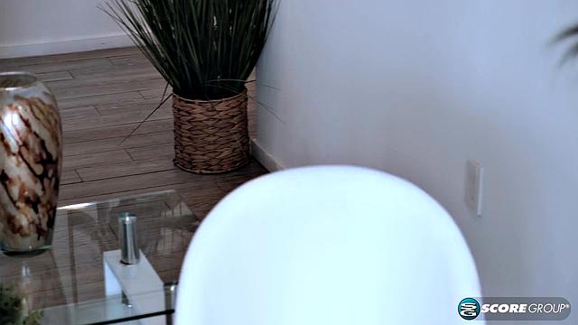 Phoenix Angel демонстрирует зрелое тело и розовую киску