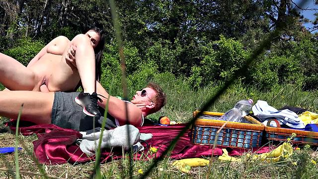 татуированная шлюха жарится раком и устраивает жратвобой с подругой с сиськами