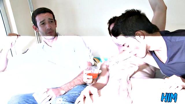 Гей-стриптизер сосет член на вечеринке для своих взрослых друзей.