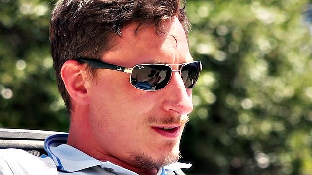 знойная брюнетка в очках страстно скачет на члене на жаре