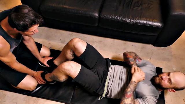 потный отчим трахает сына на качалке, давая нюхать яйца