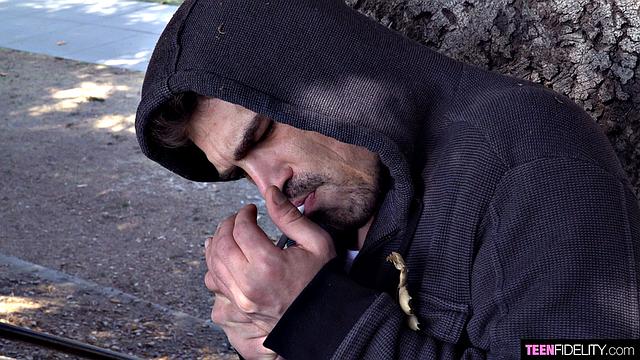 за сигарету готова на всё, отдается без остатка