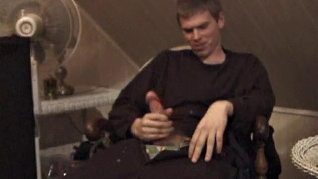 Парень с верой мощно кончает два раза в гей-сцене.