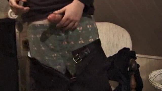 Парень с верой мощно кончает два раза в гей-сцене.