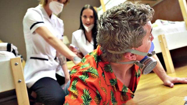 две медсестры трахают арендодателя и облизывают задницу