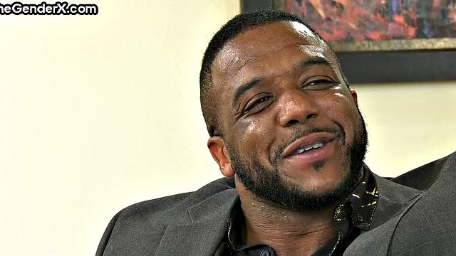 Транс с шикарной попкой в красных чулках ловит bbc и шутит про размер