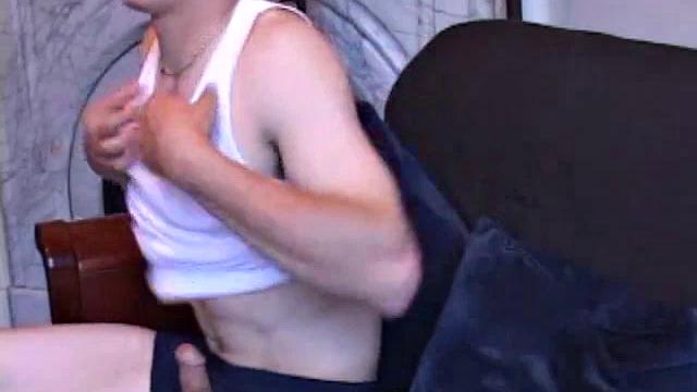 мартин лоренцо дрочит с игрушками в жопе и кончает от руки