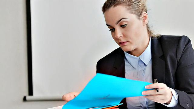 Секретарша с большими сиськами получает жёсткий анал в туалете и пробует всё на вкус