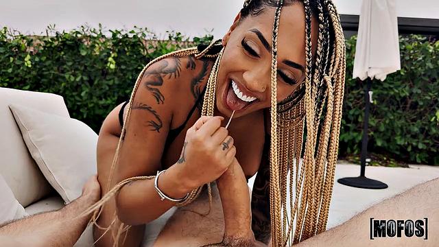 балерина кончает струей на большом черном члене