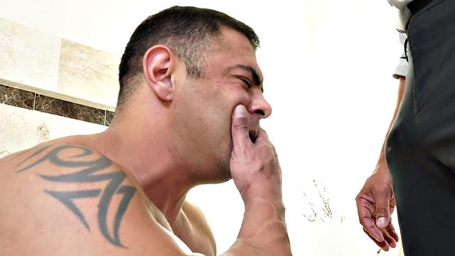 доктор гипнотизирует качка и трахается с ним без резинки