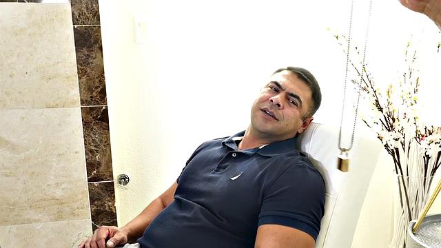 Mesmerized muscled hunk barebacked by doctor on seance