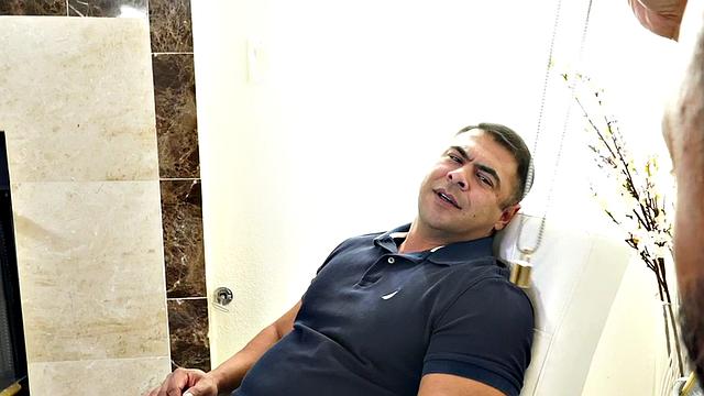 Mesmerized muscled hunk barebacked by doctor on seance