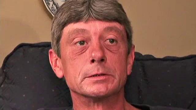 Билли решил, что вручную веселее - первый раз в гей-компании, а зрители только рады посмотреть, кто быстрее кончит.