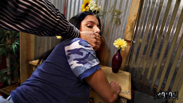 Тайлер размахивает топором, Серена скачет, как на родео