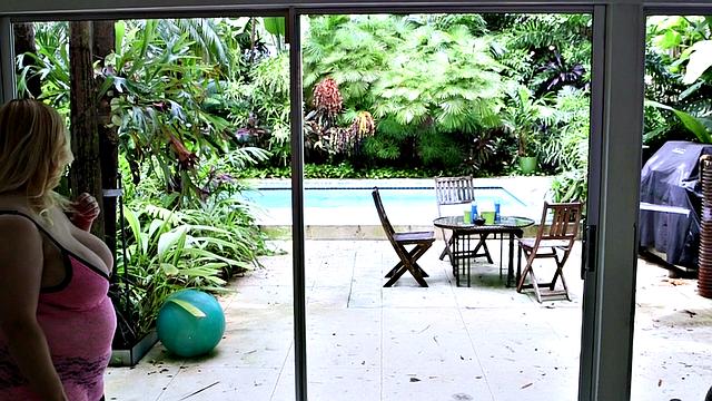 Никки Уайлдер прижимает сисяндры к стеклу и сносит Тони Рубино крышу