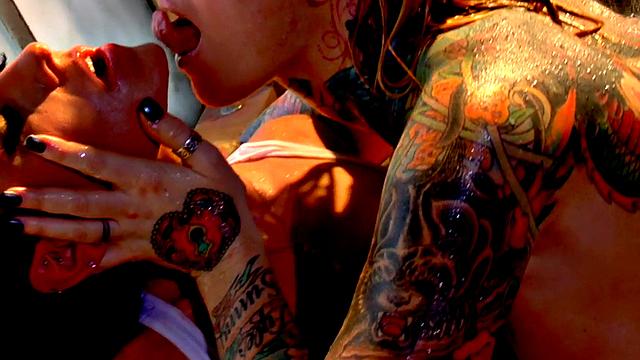 Влажный душ: сиськастая блондинка доводит подругу языком