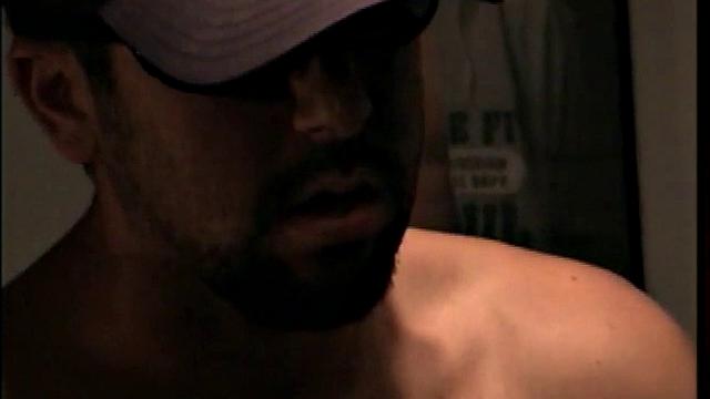 Джефф дрочит с таким напором, что едва сдерживается