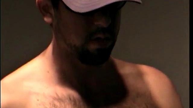 Джефф дрочит с таким напором, что едва сдерживается