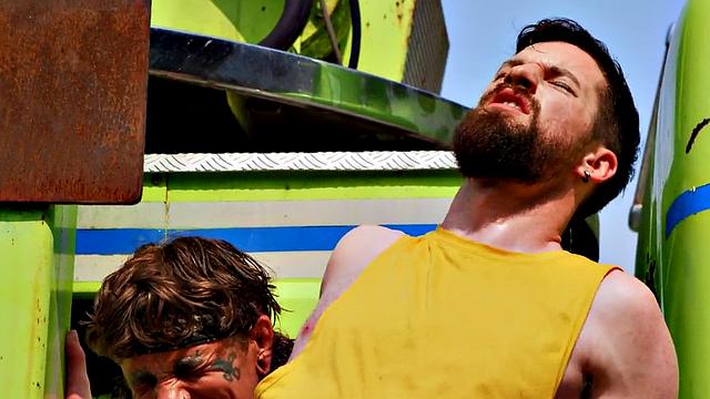 татуированный мужик в форме - сперва мощный минет на улице, потом жёстко трахается без гондона