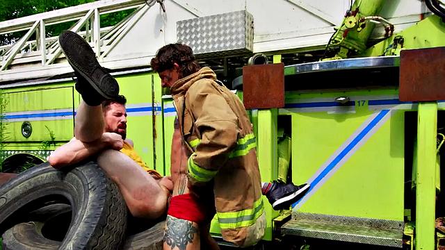 татуированный мужик в форме - сперва мощный минет на улице, потом жёстко трахается без гондона