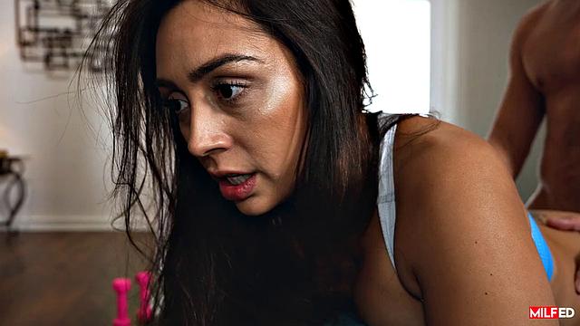 Латинка с пышной грудью и подтянутой жопой соблазняет тренера на измену и дикий секс в йога-шортах, Brad Newman и Lilly Hall жарко трахаются на коврике.