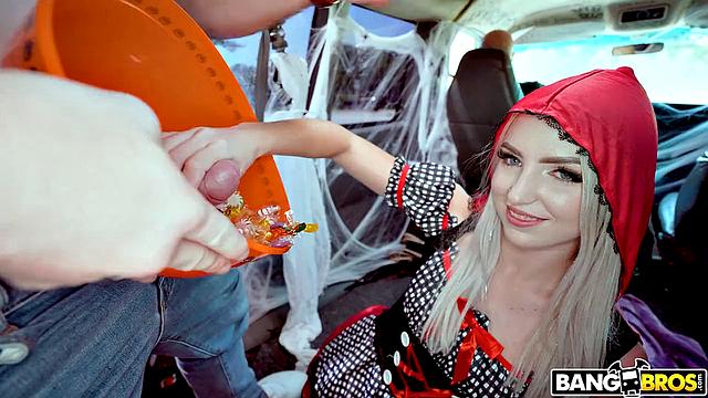 Бритт Блэр в костюме Красной Шапочки отсасывает и получает на лицо от Питера Грина в автобусе на Хэллоуин.