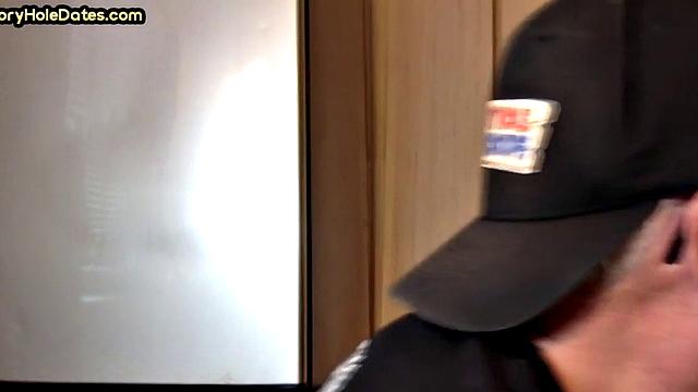 зрелый мужик в очках сосёт член на домашнем глори-голе крупным планом