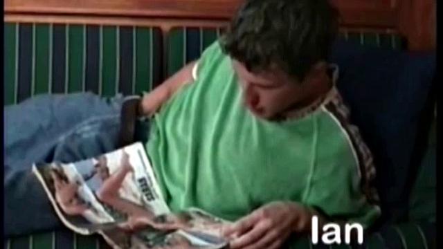 ирландский красавец дрочит толстый член в зелёной футболке