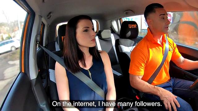 зрелая на автозанятии сосёт инструктору в машине