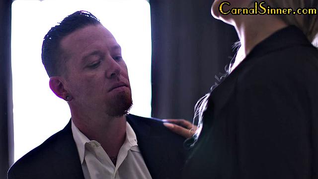 Блондинка с большими сиськами скачет на члене парня и берет его в рот.