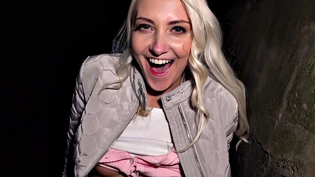 блондинка из европы катается и сосет за деньги pov