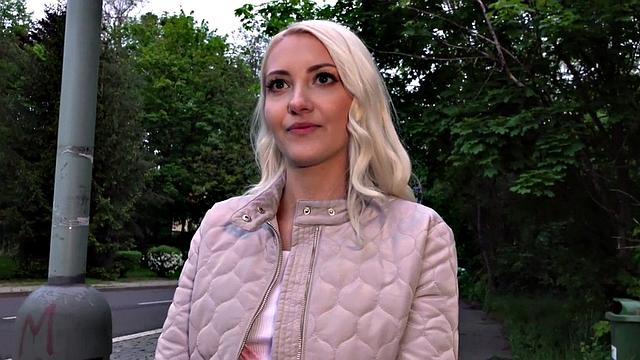 блондинка из европы катается и сосет за деньги pov