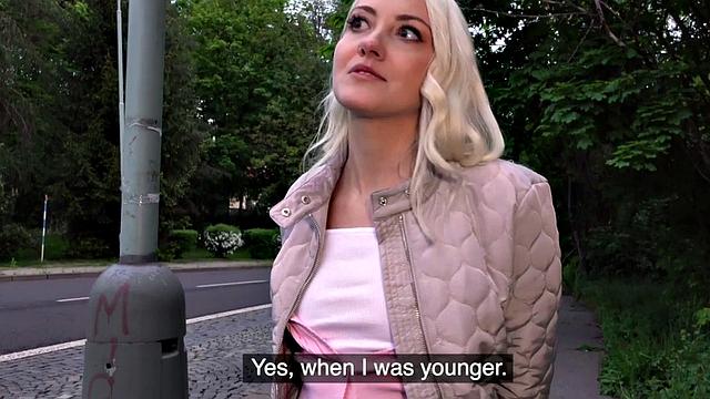 блондинка из европы катается и сосет за деньги pov