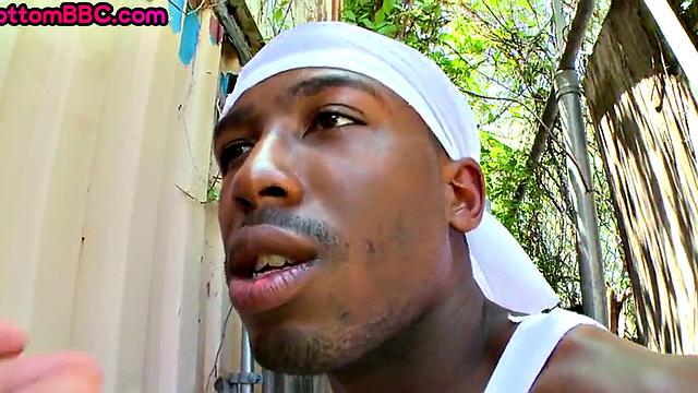 Real thug bottom fucked in ass outdoors by white top