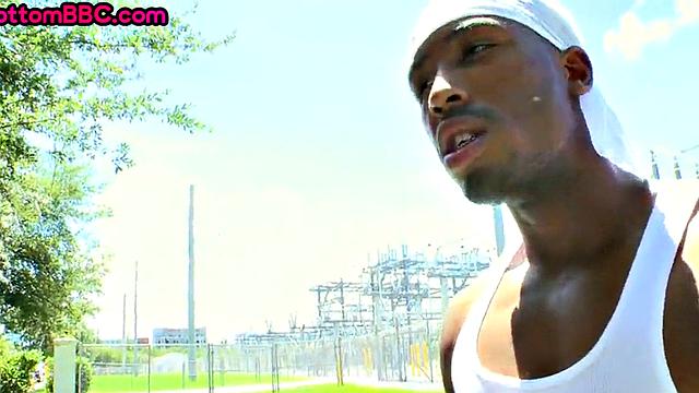 Real thug bottom fucked in ass outdoors by white top