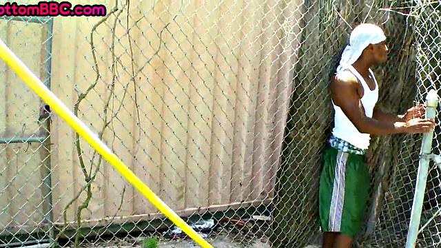 Real thug bottom fucked in ass outdoors by white top