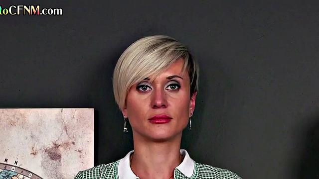 офисные cfnm-шлюхи дрочат мощный черный член на работе