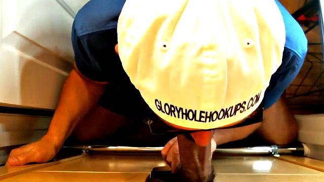 Зрелый мужик с жадностью дрочит и сосёт в глори холле