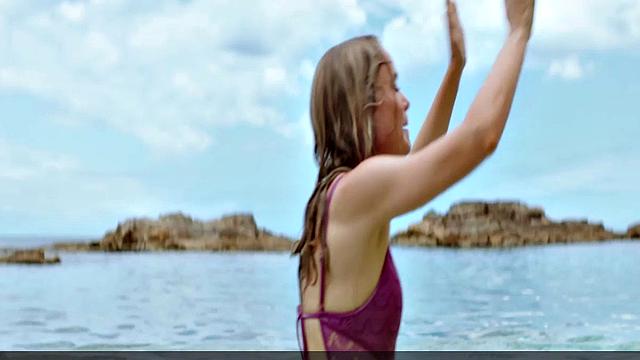 Радха Митчелл сводит с ума декольте, а Тиера Сковбай зажигает в бикини