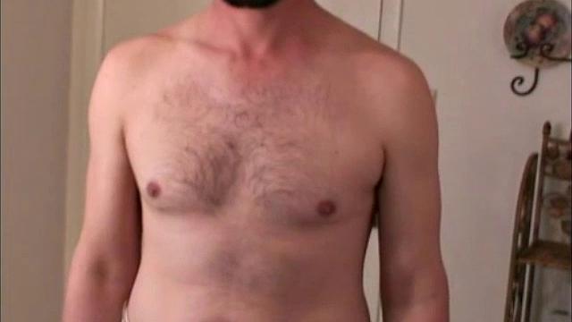 Кенни дрочит зрелому мужику и ловит сперму на руку, гей-аматорка с участием взрослых парней.