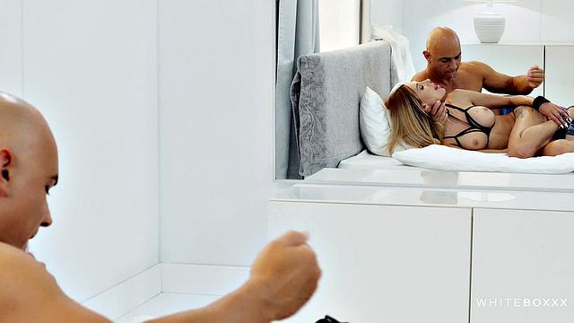 Аните нравится, когда Кристиан ласкает её вибратором и засаживает по полной программе для её удовольствия.