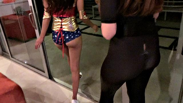 разгорячённые девки устраивают жесткий трах с единственным мужиком на пустой вечеринке